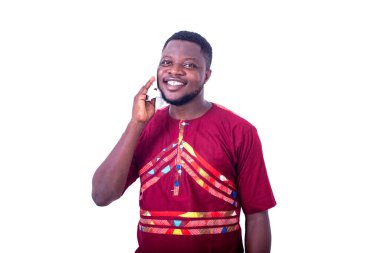 Geleneksel gömlekli yakışıklı genç adam, beyaz bir mendille yüzünden ter siliyor..