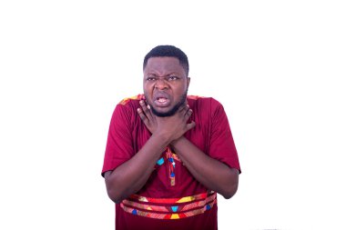 Beyaz arka planda duran peştemalli, yakışıklı genç bir adam. Boğaz ağrısını el ele tutuşarak hissediyor..