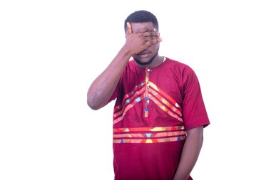 Peştamal gömlekli yakışıklı genç adam beyaz arka planda duruyor..