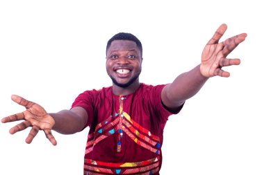 Yakışıklı genç adam sıcak bir karşılama sergiliyor. Birini öpmek için ellerini uzatmış..