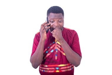 Eli ağızda cep telefonuyla konuşan genç, şaşkın bir adam..