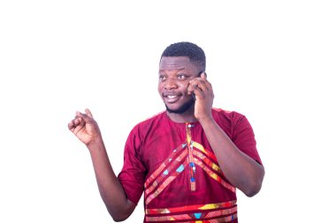 Mutlu yetişkin adam ayakta duruyor ve telefonda gülümsüyor..