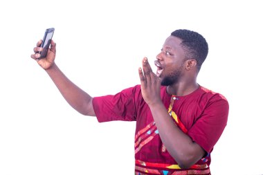 Yakışıklı, mutlu, yetişkin bir adam cep telefonunda gülümseyerek fotoğraf çekiyor..