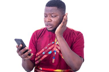 Şok olmuş yetişkin bir adam cep telefonu kullanıyor; beyaz arkaplanda izole edilmiş.