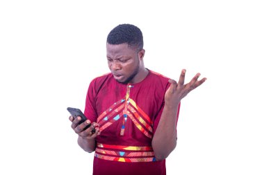 Şaşırmış yetişkin bir adam cep telefonunun el hareketlerine bakıyor. beyaz arkaplanda izole.