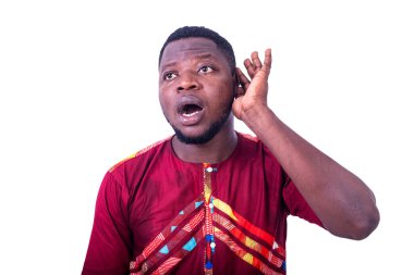 Yakışıklı genç adam şaşırdı, dedikoduları dikkatle dinliyor..