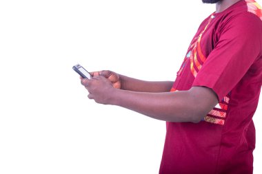 Cep telefonu kullanan yakışıklı bir Afrikalı. beyaz arkaplanda izole.