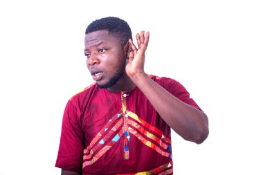 Yakışıklı genç adam şaşırdı, dedikoduları dikkatle dinliyor..