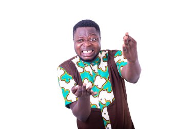 Yakışıklı, hayal kırıklığına uğramış genç adam el kol hareketi yaparken konuşuyor. beyaz arkaplanda izole.