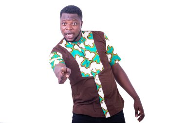 Yakışıklı, hayal kırıklığına uğramış genç bir adam işaret ediyor. beyaz arkaplanda izole.