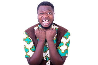 Yakışıklı, hayal kırıklığına uğramış genç bir adam, çenesinin yanında yumruğunu tutuyor ve güçlü bir şekilde kameraya bakıyor..