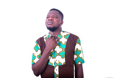 Yakışıklı, ciddi, genç bir adam parmaklarını boynuna dolamış..