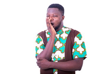 Yakışıklı, yorgun, genç bir adam. Elleriyle ağzını kapatıyor..