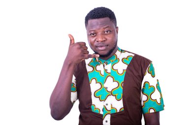 Yakışıklı, ciddi, genç bir adam parmaklarıyla bir telefon hareketi yapıyor..