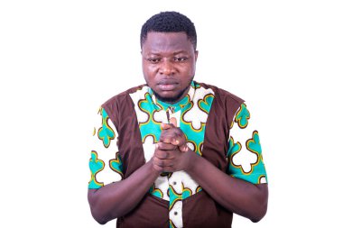 Peştemalli genç bir iş adamı beyaz arka planda durup birinden özür diliyor..