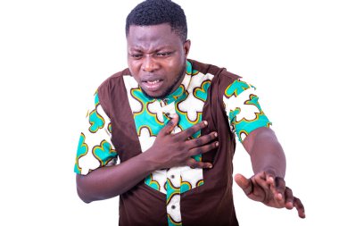 Peştamal gömlekli genç adam beyaz arka planda göğüs ağrısı çekiyor..