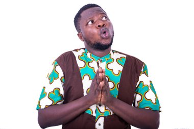 Peştemalli genç bir iş adamı beyaz bir arka planda durup düşünüyor ve ıslık çalıyor..