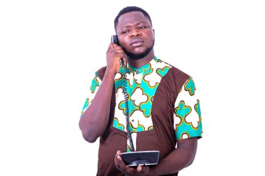 Yakışıklı genç adam telefonda ortağını dinliyor..