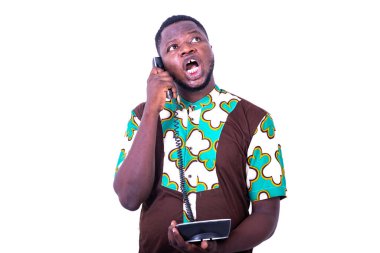 Yakışıklı, neşeli genç adam cep telefonundan gülümsüyor..