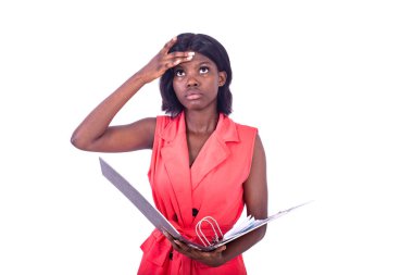 Beyaz bir arka planda duran ceketli genç ve güzel bir iş kadını elinde bir dosya dolabı ve alnında bir el tutarken bunu düşünüyor.