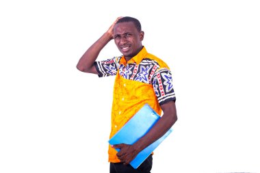 Beyaz arka planda duran, başını kaşıyan yakışıklı, genç bir işadamı.