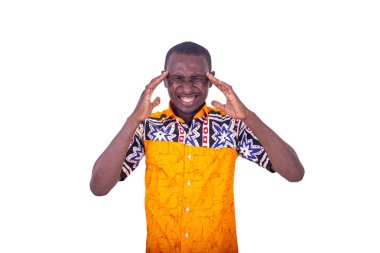 Beyaz arka planda baş ağrısından muzdarip kolsuz gömlek giyen yakışıklı genç bir işadamı.