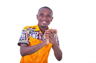 Ellerini kavuşturup kameraya gülümseyen yakışıklı, mutlu genç bir adam..