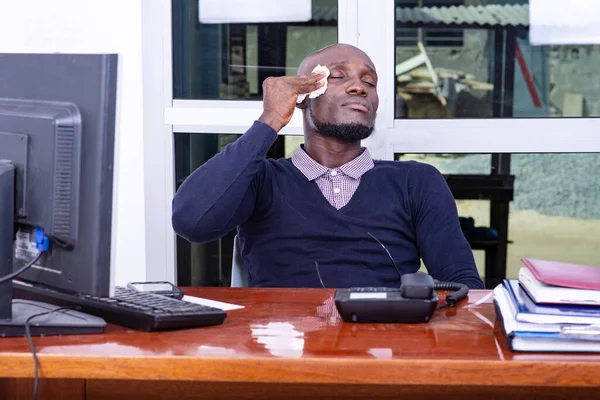 Een Knappe Zakenman Een Poloshirt Aan Het Bureau Die Zijn — Stockfoto