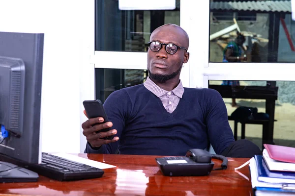 Ernstige Volwassen Zakenman Werkt Aan Mobiele Telefoon Het Kantoor — Stockfoto