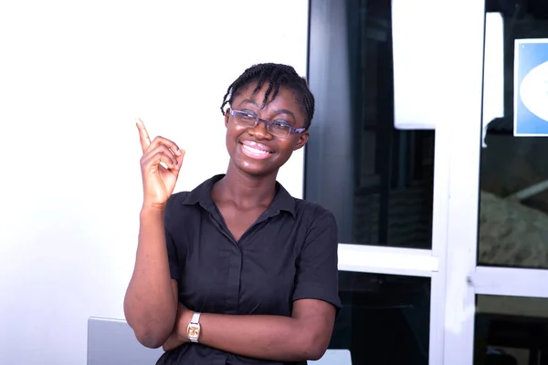 Junge Geschäftsfrau Mit Brille Mit Dem Finger Zur Seite Lächelnd — Stockfoto