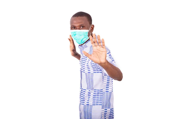 Jovem Com Uma Camisa Sobre Fundo Branco Usando Máscara Médica — Fotografia de Stock