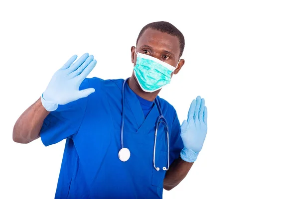 Mladý Lékař Uniformě Stetoskop Lékařskou Maskou Ukazuje Ruce — Stock fotografie
