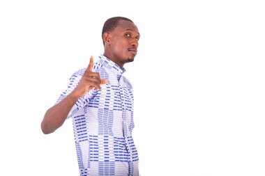 Genç adam bir numaralı parmağıyla kendini gösterip gülümsüyor..