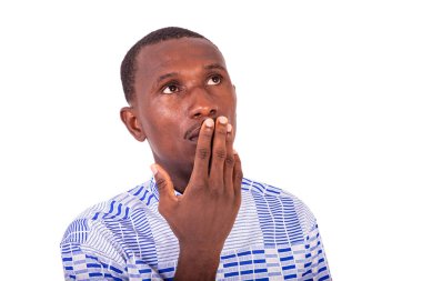 Gömlekli genç adam şaşırmış, elleri ağızlarında yukarı bakıyor..