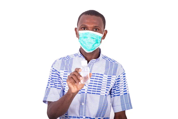 Jovem Vestindo Máscara Médica Segurando Garrafa Gel Antibacteriano Olhando Para — Fotografia de Stock