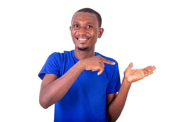 Joven Con Una Camiseta Azul Pie Sobre Fondo Blanco Señalando — Foto de Stock