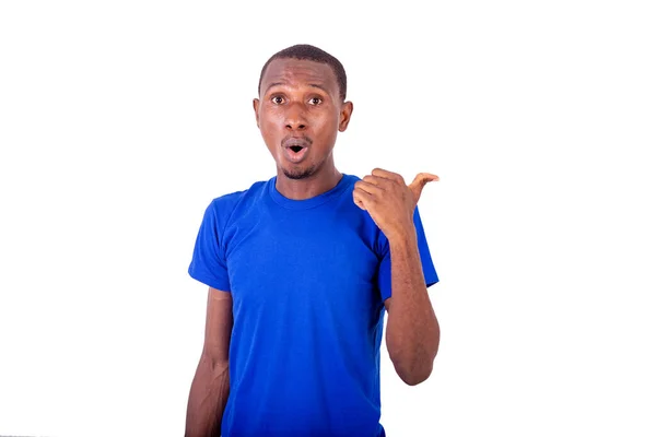 Joven Con Una Camiseta Azul Pie Sobre Fondo Blanco Hablando — Foto de Stock