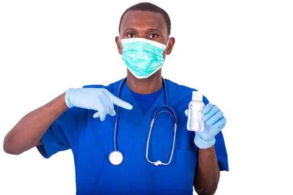 Mladý Lékař Uniformě Stojící Bílém Pozadí Stetoskopem Maskou Malou Lahvičkou — Stock fotografie