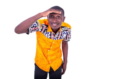 Beyaz arka planda tişört giyen yakışıklı genç bir işadamı elini alnına koyup yüzünü çevirmiş gülümsüyor.