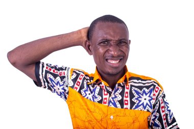 Gömlekli yakışıklı genç bir işadamı beyaz arka planda duruyor ve eli boynundaymış gibi düşünüyor.