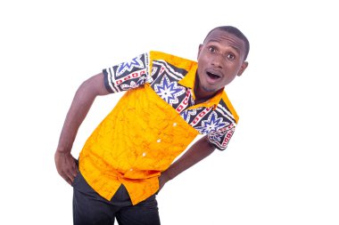 Beyaz arka planda duran gömlekli yakışıklı genç bir işadamı şaşırmış havayla ilgili bir şeye bakıyor.