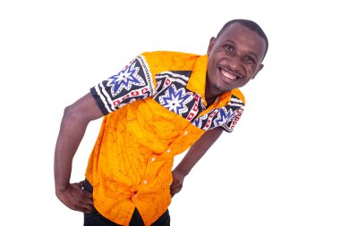 Beyaz arka planda duran gömlekli yakışıklı genç bir işadamı eğilirken bir şeye bakıyor.