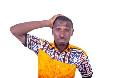 Beyaz arka planda duran gömlekli yakışıklı genç bir işadamı kameraya bakıp komik bir yüz ifadesi takınıyor.