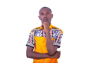 Yakışıklı genç adam kameraya bakıyor. Kolları çapraz ve elleri çenesinde..