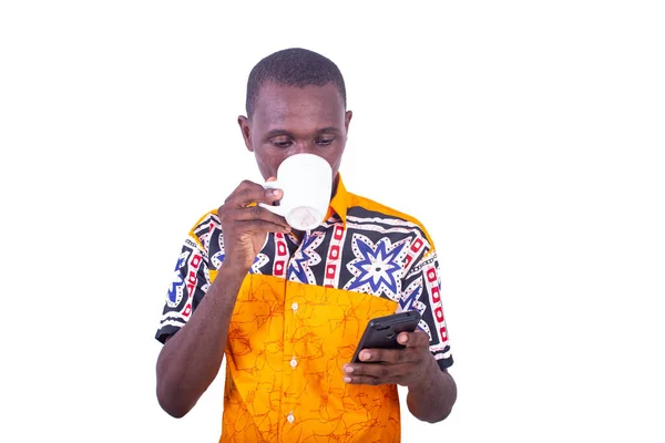 Jóképű Fiatalember Iszik Egy Csésze Kávét Mobiltelefont Tart Kezében — Stock Fotó