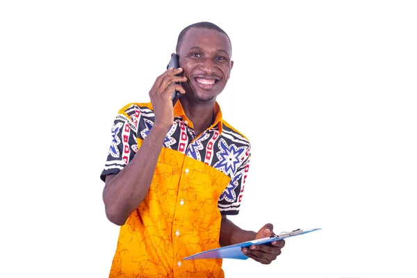 Pohledný Seriózní Mladý Muž Mluví Mobilním Telefonu Drží Podložku Ruce — Stock fotografie