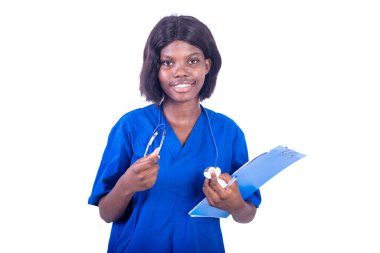 Beyaz arka planda steteskoplu genç hemşire elinde not defteriyle kameraya bakıp gülümsüyor..