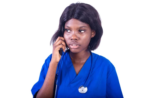 Enfermera Joven Uniforme Pie Sobre Fondo Blanco Comunicándose Con Teléfono — Foto de Stock