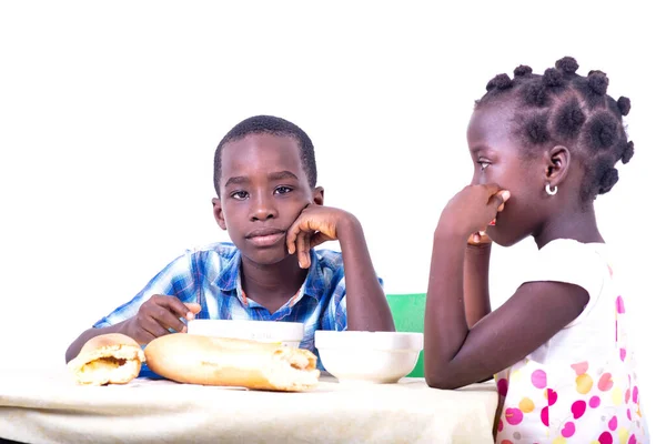 Két Aranyos Kisgyerek Együtt Reggelizik Asztalnál — Stock Fotó