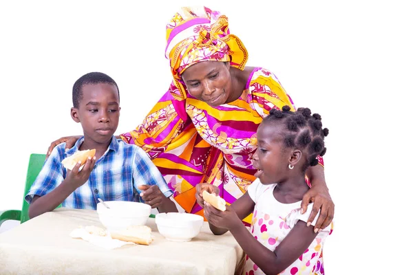 Belle Mère Adulte Heureuse Regardant Ses Petits Enfants Prendre Leur — Photo